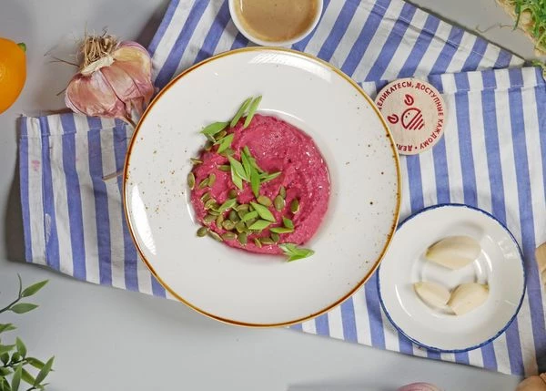 Выложить в тарелку для подачи. Сбрызнуть оливковым маслом. Посыпать тыквенными семечки. Оформить зеленым луком. Приятного аппетита! 

