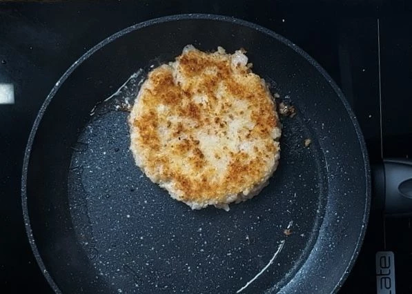 Обжарить на хорошо разогретой сковороде с двух сторон в течение 4-5 минут. 