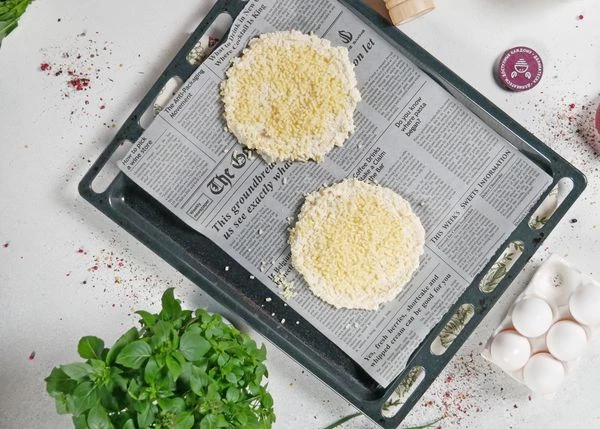 Посыпать тертым сыром. Выпекать в разогретой до 200 градусов духовке в течение 15 минут. 