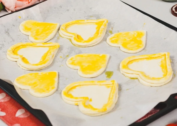 Выложить верхнее сердечко, смазать его тоже. 