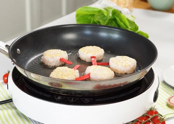 Сформировать котлеты. Выложить на сковороду с маслом. Воткнуть палочки. Обжаривать по 1 минуте с каждой стороны. 