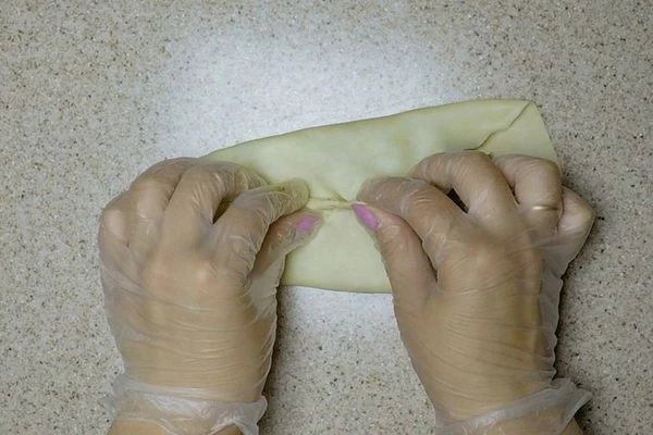 Защипить по центру тесто, выпустив воздух.