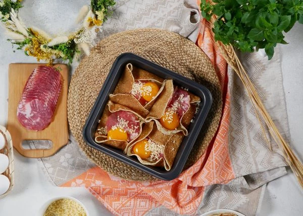 Посыпать сыром. Выпекать в разогретой до 180 градусов духовке в течение 4-5 минут.