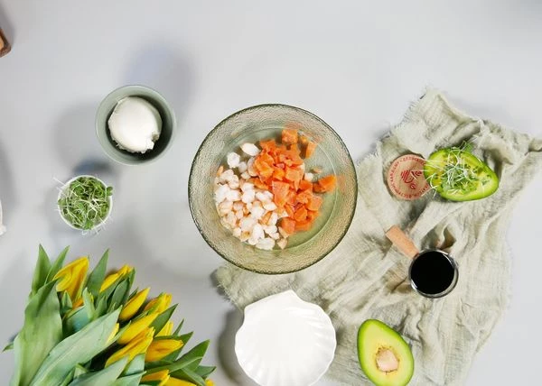 В это время приготовить начинку. Для этого смешать нарезанную кубиком форель и отварные креветки.