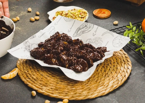 Мандарины в шоколаде переложить ровным слоем на плоскую тарелку застеленную пергаментом. 