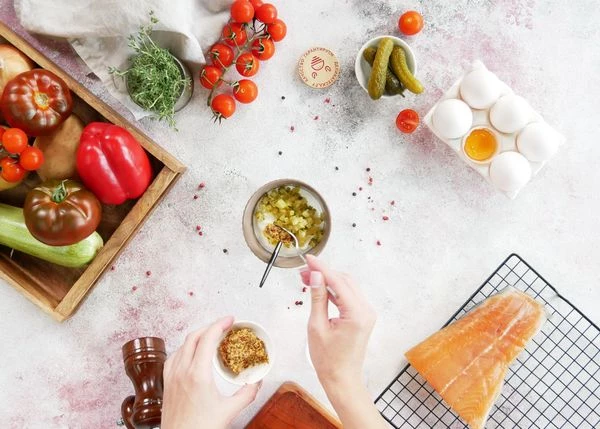 Для соуса смешать йогурт, нарезанные огурцы, горчицу и соль.
