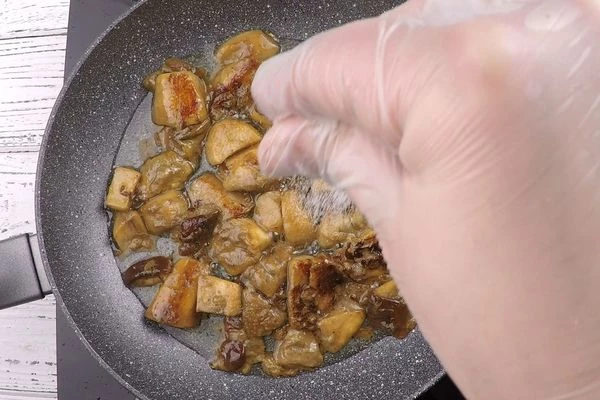  На разогретой с растительным маслом сковороде обжарить размороженные и промытые грибы до румяной корочки, в конце посолить, поперчить, снять с огня.