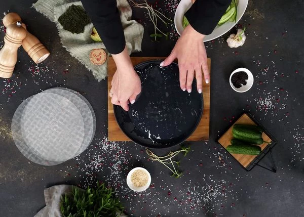 Рисовую бумагу смочить водой с двух сторон.