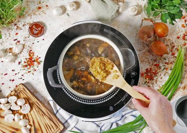 Выложить обжаренный лук, лавровый лист, посолить. Варить еще 5 минут. Выключить, накрыть крышкой. Дать настояться 10 минут.