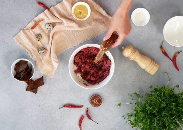 Затем добавить горчицу и соус Табаско, перемешать. Убрать в морозильную камеру на 5-10 минут.