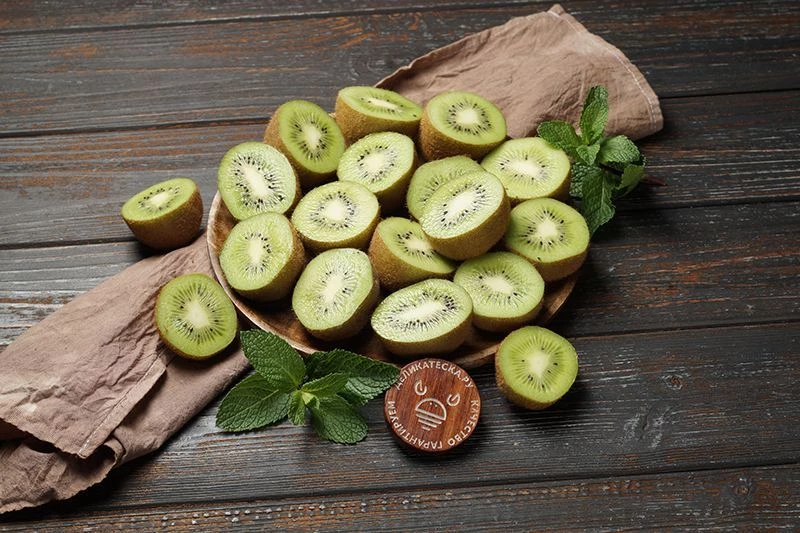 Как правильно есть киви, и в чем его польза?