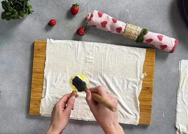 Тесто фило разморозить. Каждый лист промазать сливочным маслом.