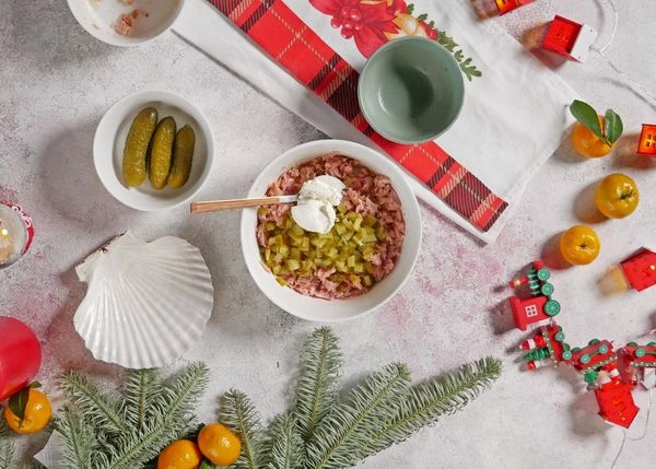 Для начинки соединить филе тунца, нарезанные мелким кубиком маринованные огурцы и творожный сыр, перемешать. 
