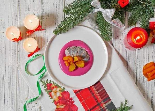 Морковь разморозить, отварить, порезать пополам. Выложить рядом с картофелем. 