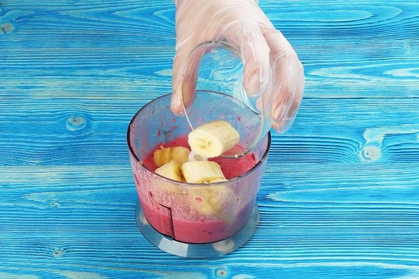 Добавить очищенный и нарезанный кусочками банан.