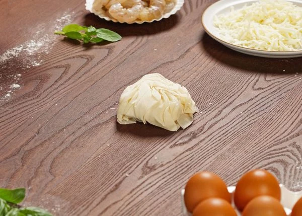 Закрыть оставшимися частями теста. Перевернуть вверх дном.