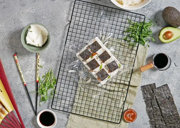 На рис выложить по кусочку нори. 