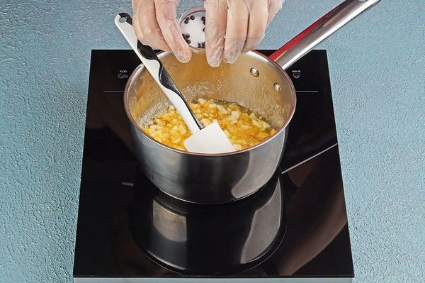 Посолить, поперчить по вкусу.