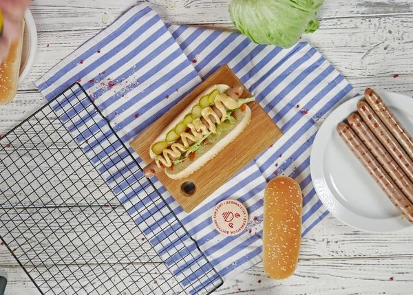 Добавить нарезанные огурцы. Полить горчичным соусом.