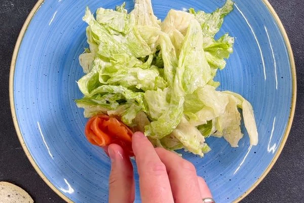 Выложить красную рыбу.