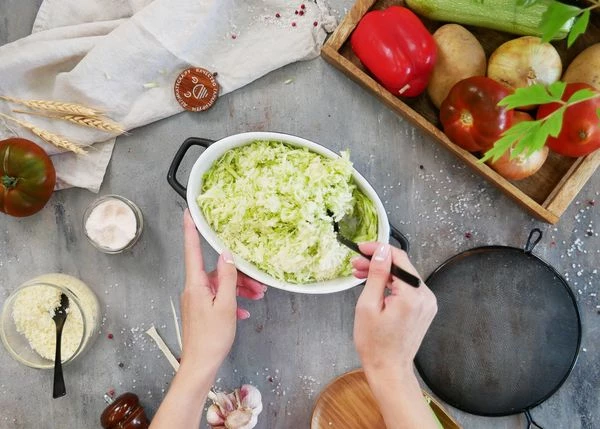 Смешать кабачок с пармезаном.