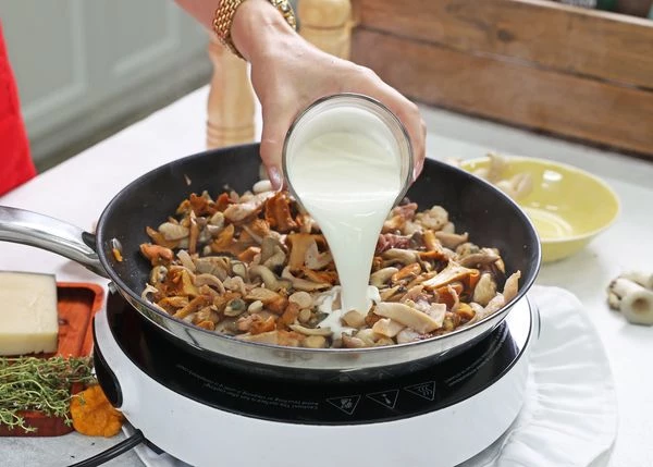 Влить сливки, довести до кипения, посолить. Снять с плиты.