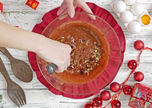 Добавить корицу, соль, какао, сухофрукты и измельченные орехи, перемешать.