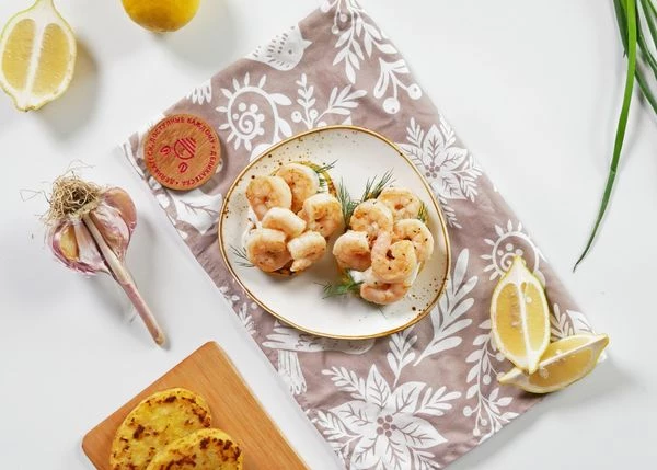 Сверху выложить креветки. 