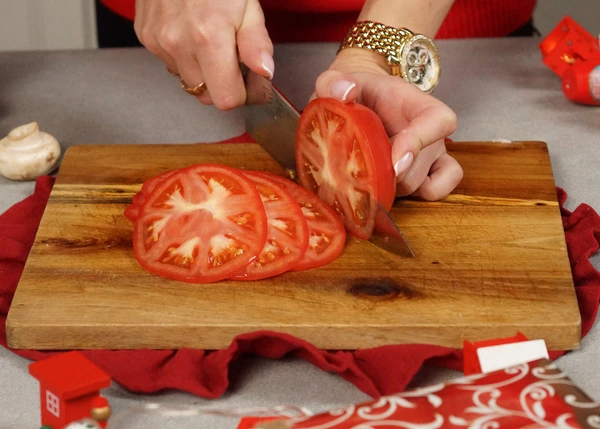 Томаты вымыть, нарезать ломтиками. 