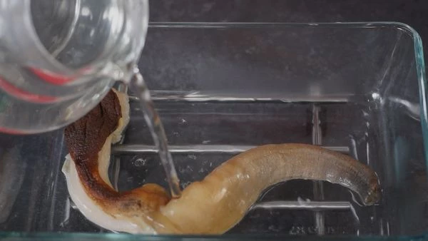 Обдать тело моллюска кипятком. 