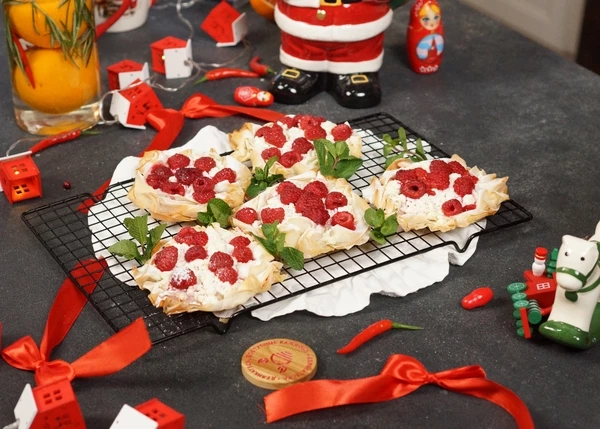 Готовые слойки посыпать пудрой и подавать к столу. Приятно аппетита! 
