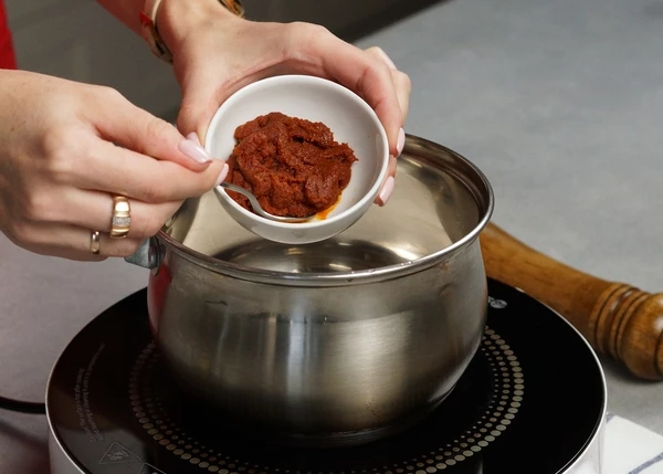 Добавить пасту  том ям и посолить. 