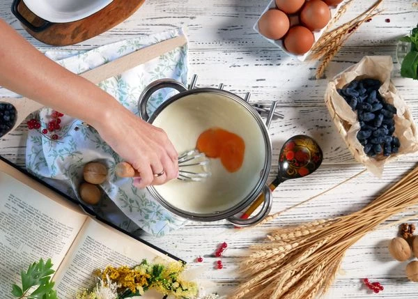 Яйцо разделить на белок и желток. В остывшую кашу ввести желток, перемешать.