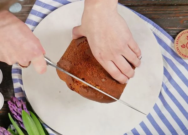 С готового кулича срезать шапочку.