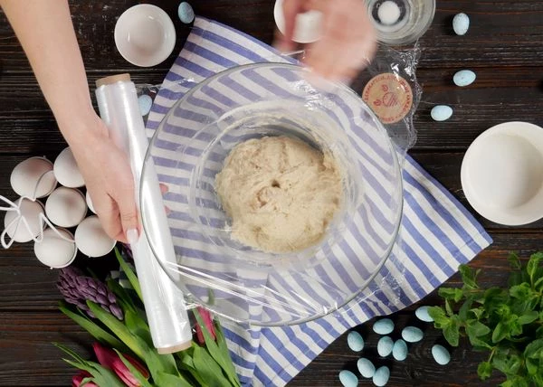 Накрыть пленкой. Поставить в теплое место на 30-40 минут. 