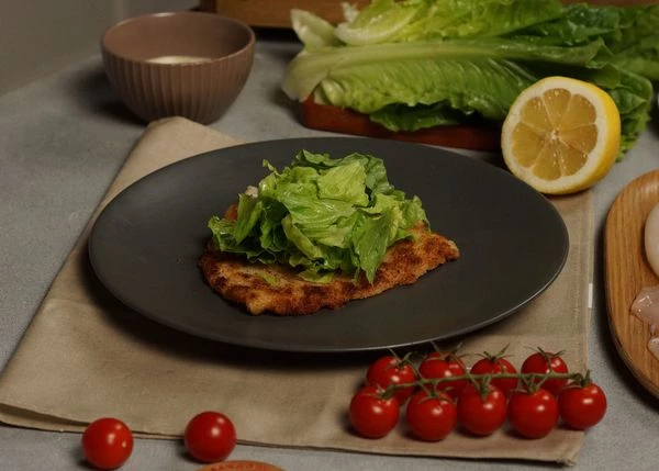 Переложить на тарелку для подачи. На кальмара выложить листья салата.