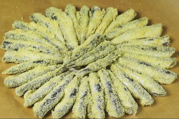 Выложить по часовой стрелке на пергамент (диаметр выкладки рыбы зависит от размера сковороды).