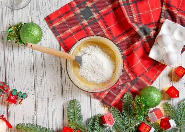 Во взбитые яйца ввести медовую массу, перемешать. Всыпать просеянную муку. 