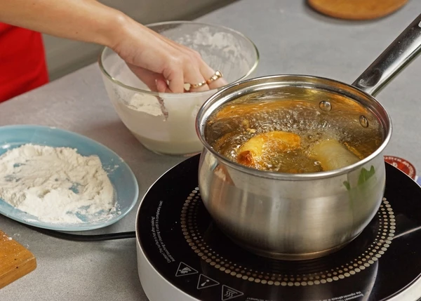 Кусочки трески обвалять в муке, затем окунуть в кляр. Жарить в разогретом масле до золотистой корочки. Выложить на бумажное полотенце, чтобы впиталось лишнее масло. 