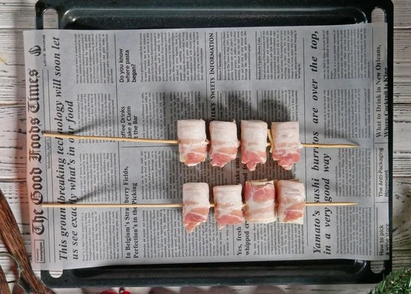 Рулетики нанизать на шпажки. Выпекать в разогретой до 180 градусов духовке в течение 7-10 минут. 