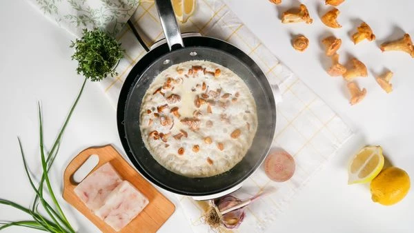 Слегка посолить, влить сливки. Довести до кипения. Снять с плиты.