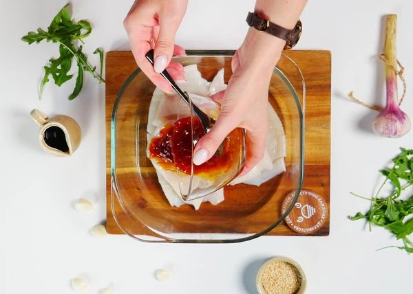 Кальмары переложить в емкость, залить маринадом, хорошо перемешать. 