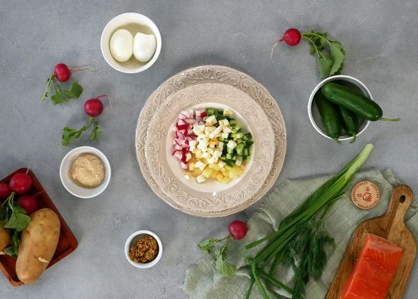 Яйцо вымыть, отварить, очистить, нарезать мелким кубиком. Выложить в тарелку для подачи.