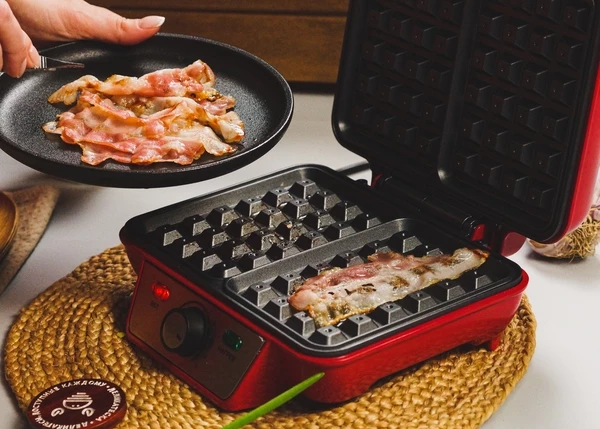 Затем в вафельнице пожарить бекон.