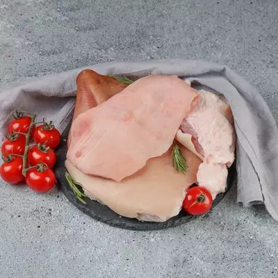 Шкурка свиная с прослойкой жира ~850г - купить в Москве по выгодной ...
