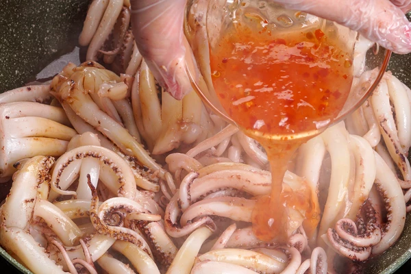 Влить соевый соус и соус чили, прогреть до выкипания соуса еще 2-3 минуты. Посолить по вкусу.