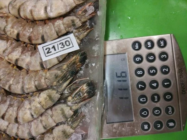 Разделить тесто на 3 части. Один колобок должен получиться больше других. Раскатать большой колобок, выложить часть начинки, сформовать шар.