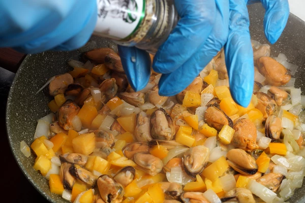 Затем добавить помидоры, посолить по вкусу.