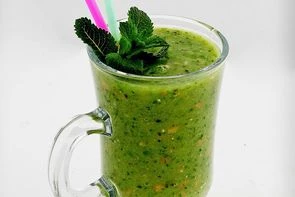 Зеленый смузи с проростками пшеницы