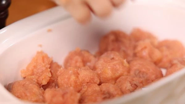 Скатать небольшие шарики из фарша, выложить в форму для запекания. Поставить на 5 минут в предварительно разогретую до 200°C духовку.
